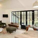 Holiday home La Maison Aux Fleurs By La Boite En