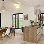 Holiday home La Maison Aux Fleurs By La Boite En