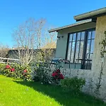 Holiday home La Maison Aux Fleurs By La Boite En Courteuil